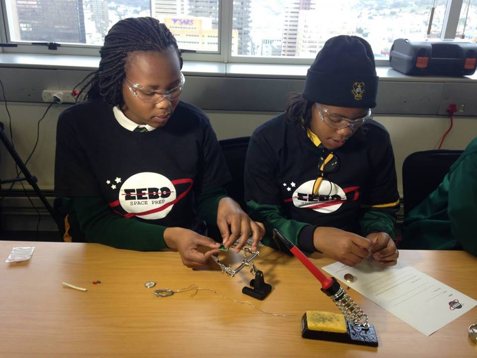 3 adolescentes sud-africaines ont pris une initiative de créer le premier ‪satellite‬ ‎privé‬ de l’Afrique